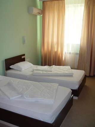 Отель Family Hotel Gabrovo Габрово Двухместный номер с 2 отдельными кроватями-2