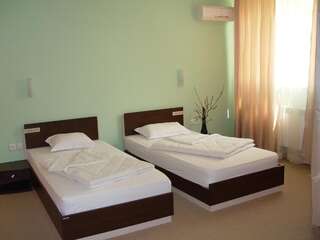 Отель Family Hotel Gabrovo Габрово Двухместный номер с 2 отдельными кроватями-4